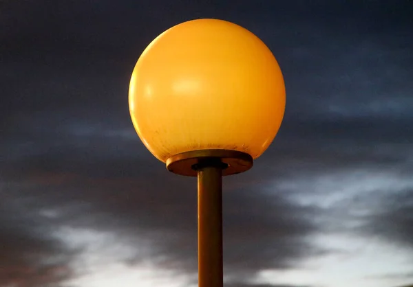 Elektrisk Glödlampa Och Sol Stranden Solnedgång Himmel Milano Italien — Stockfoto