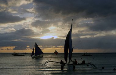 Gün batımında küçük yelkenli tekneleri. Boracay, Filipinler