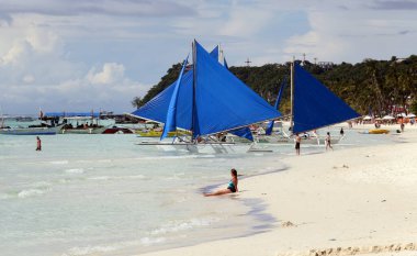 Gün batımında küçük yelkenli tekneleri. Boracay, Filipinler