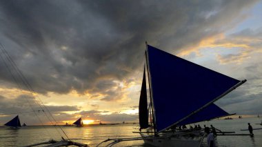 Gün batımında küçük yelkenli tekneleri. Boracay, Filipinler