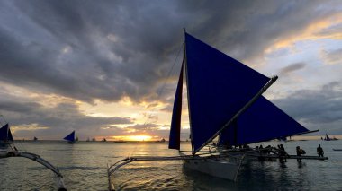 Gün batımında küçük yelkenli tekneleri. Boracay, Filipinler