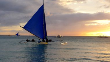 Gün batımında küçük yelkenli tekneleri. Boracay, Filipinler