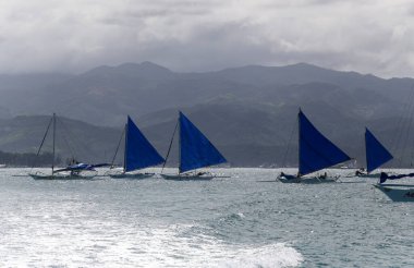 Gün batımında küçük yelkenli tekneleri. Boracay, Filipinler