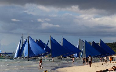 Gün batımında küçük yelkenli tekneleri. Boracay, Filipinler