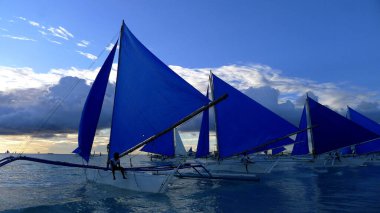 Gün batımında küçük yelkenli tekneleri. Boracay, Filipinler