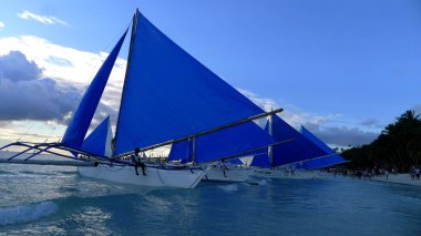 Gün batımında küçük yelkenli tekneleri. Boracay, Filipinler