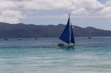 Gün batımında küçük yelkenli tekneleri. Boracay, Filipinler