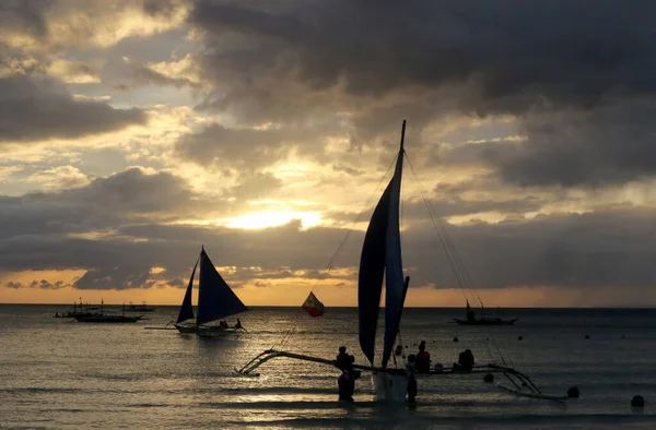 夕日の小さな帆船 フィリピンのボラカイ島 — ストック写真
