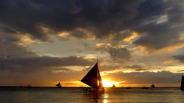 夕日の小さな帆船 フィリピンのボラカイ島 — ストック写真