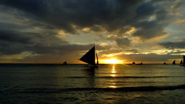 Gün Batımında Küçük Yelkenli Tekneleri Boracay Filipinler — Stok fotoğraf