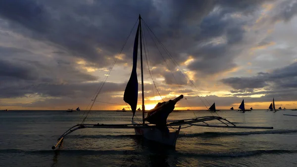 Små Segelbåtar Vid Solnedgången Boracay Filippinerna — Stockfoto