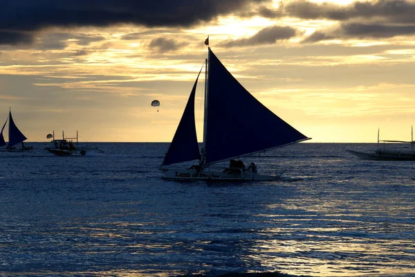 Pequeños Veleros Atardecer Boracay Filipinas — Foto de Stock