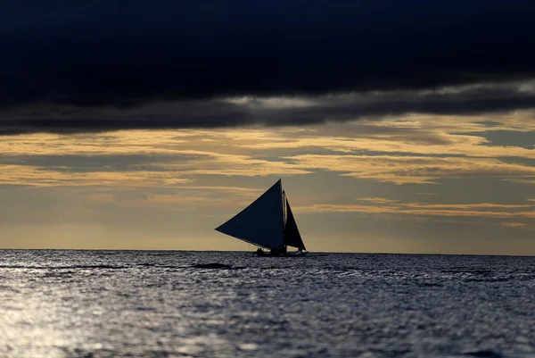 Små Segelbåtar Vid Solnedgången Boracay Filippinerna — Stockfoto