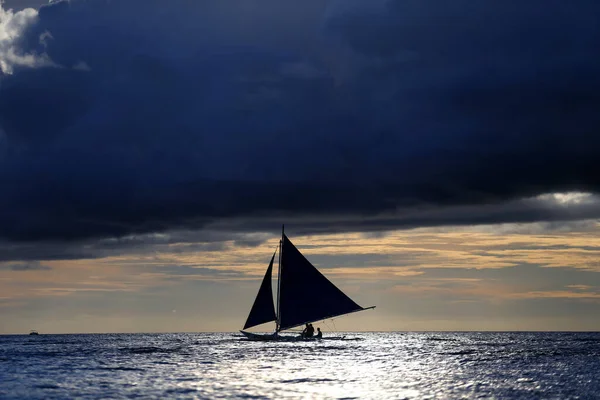 Små Segelbåtar Vid Solnedgången Boracay Filippinerna — Stockfoto