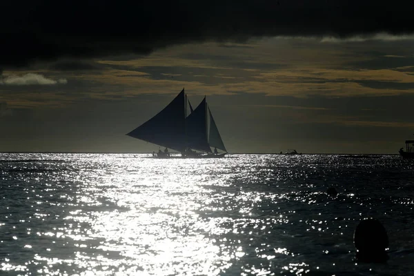 Gün Batımında Küçük Yelkenli Tekneleri Boracay Filipinler — Stok fotoğraf