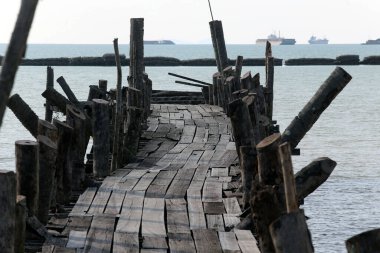 Eski ahşap köprüden denize