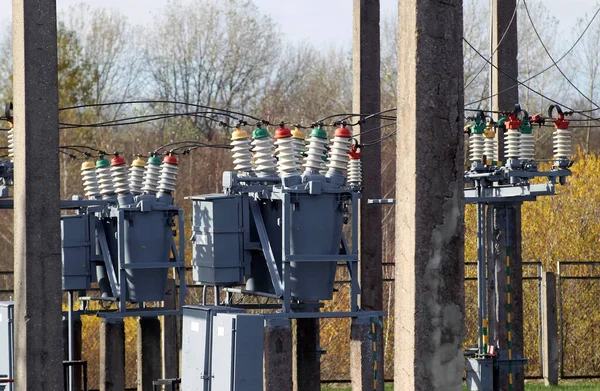 Subestación Alto Voltaje Cielo Azul Con Interruptor Lituania — Foto de Stock