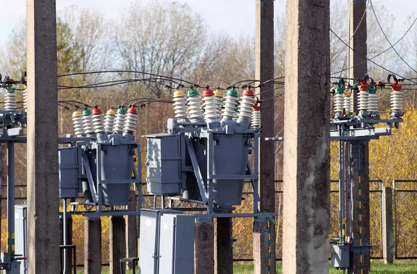 Subestación Alto Voltaje Cielo Azul Con Interruptor Lituania — Foto de Stock