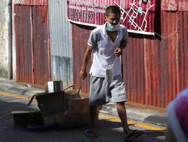 Hava kirliliğine karşı ağız maskesi takan bir Asyalı. Malezya