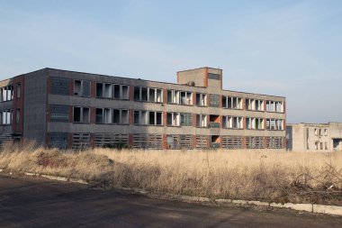 Dışarıdaki terk edilmiş eski fabrika binası. Kedainia