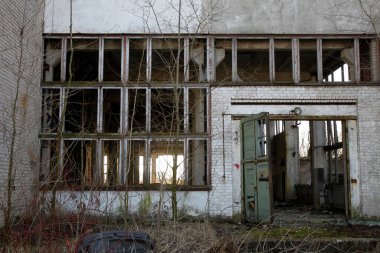 Dışarıdaki terk edilmiş eski fabrika binası. Kedainia