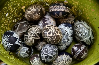 Hafif bir arka planda söğüt dalları yuvasında renkli boyanmış yumurtalar. Geleneksel olarak Paskalya için. Litvanya