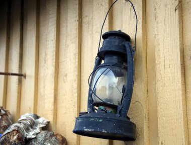 Antika fener ve metal zincirler. Litvanya