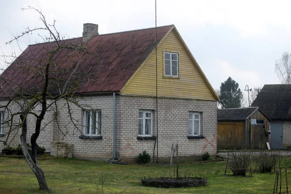 Litvanya Köyü Antik Sarı Ahşap Geleneksel — Stok fotoğraf