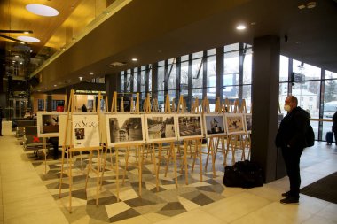 Salgın sırasında galeriler ve sergi salonları kapandığında, foto muhabiri Algimantas Barzdzius Kaunas otobüs durağının bekleme alanında bir fotoğraf sergisi düzenledi. 02 12 2020