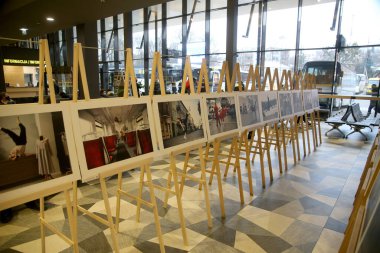 Salgın sırasında galeriler ve sergi salonları kapandığında, foto muhabiri Algimantas Barzdzius Kaunas otobüs durağının bekleme alanında bir fotoğraf sergisi düzenledi. 02 12 2020