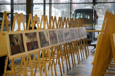 Salgın sırasında galeriler ve sergi salonları kapandığında, foto muhabiri Algimantas Barzdzius Kaunas otobüs durağının bekleme alanında bir fotoğraf sergisi düzenledi. 02 12 2020