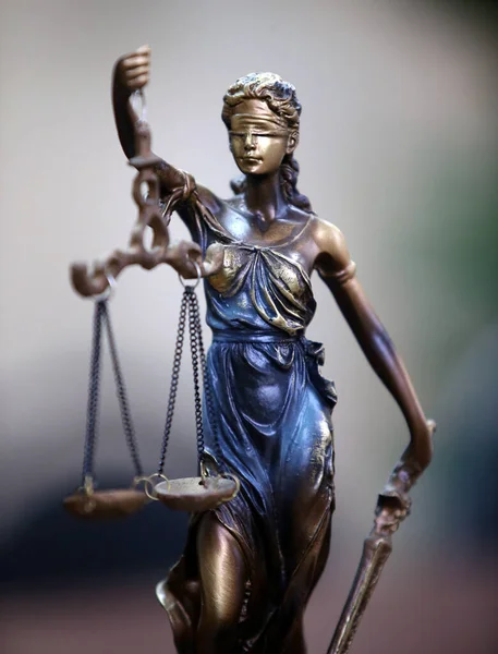 Hukuk ve adalet kavramının ölçüsü ve Themis 'in arka planı. Mahkemede kompozisyon