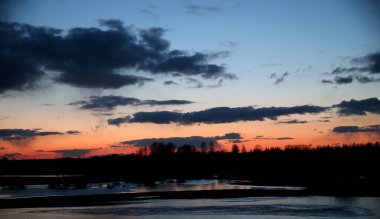 Litvanya 'nın karla kaplı arazisinde gün batımında güzel kış manzarası