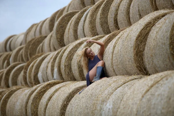 Blondýny Žena Gumou Boty Pózovat Poli Seno Roll — Stock fotografie