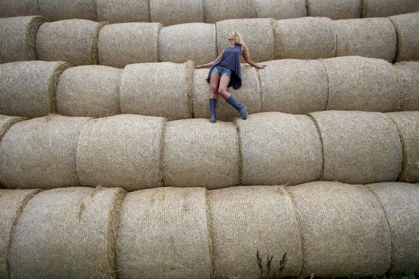 Blondýny Žena Gumou Boty Pózovat Poli Seno Roll — Stock fotografie