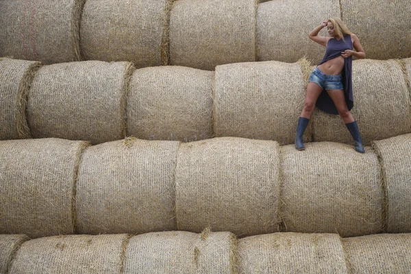 Blondýny Žena Gumou Boty Pózovat Poli Seno Roll — Stock fotografie