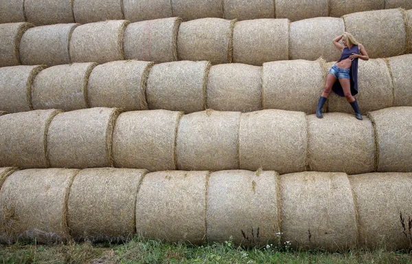 Blonde Woman Rubber Boots Posing Field Hay Roll — Stock Photo, Image