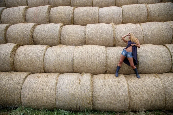 Blondýny Žena Gumou Boty Pózovat Poli Seno Roll — Stock fotografie