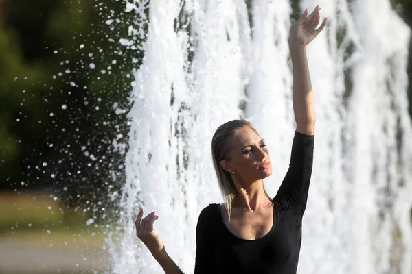 Una Joven Mujer Muy Hermosa Posa Una Fuente Ciudad Lituania —  Fotos de Stock