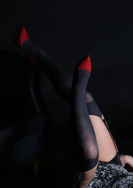 Nogi Młodej Pulchnej Kobiety Seksownej Bieliźnie Buty Czarnym Tle Piękno — Zdjęcie stockowe
