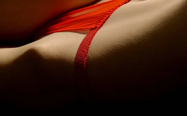 Une Jeune Femme Montre Des Culottes Rouges Sur Fond Noir — Photo