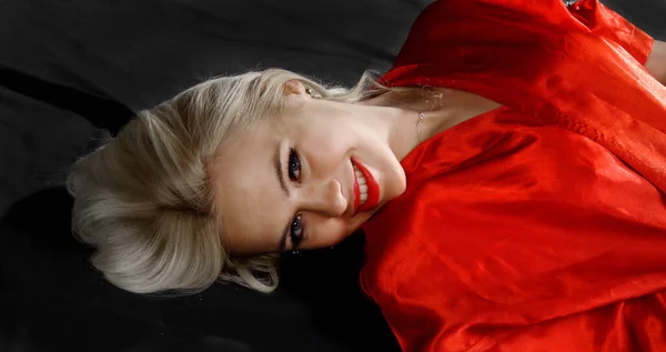 Sexy Blondynka Kobieta Czerwony Światło Flash — Zdjęcie stockowe