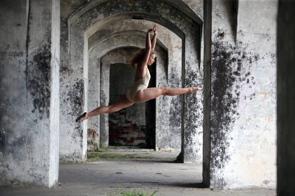 Uma Bela Jovem Ginasta Dançarina Dançando Forte Velho — Fotografia de Stock