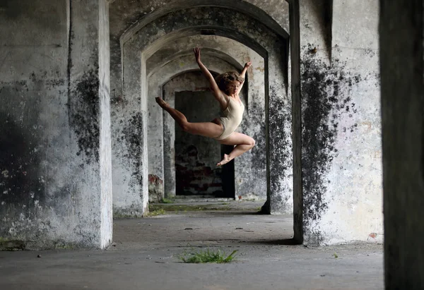 Uma Bela Jovem Ginasta Dançarina Dançando Forte Velho — Fotografia de Stock