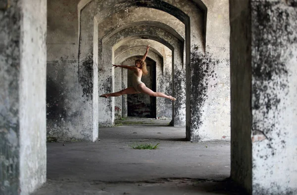 Una Hermosa Joven Gimnasta Bailarina Bailando Viejo Fuerte —  Fotos de Stock