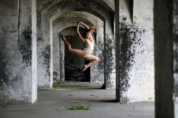 Uma Bela Jovem Ginasta Dançarina Dançando Forte Velho — Fotografia de Stock