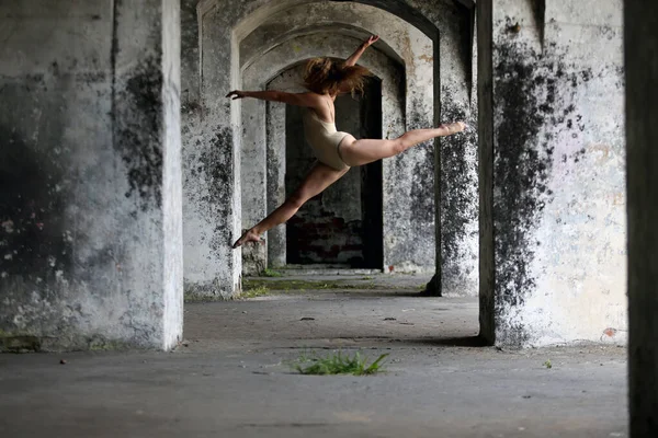 Una Hermosa Joven Gimnasta Bailarina Bailando Viejo Fuerte —  Fotos de Stock
