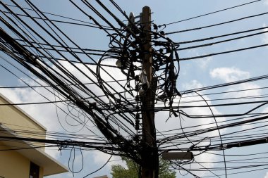 Tayland 'da karışık ve dağınık elektrik kabloları