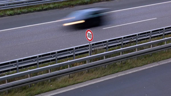 Tráfico Por Carretera Coches Borrosos Movimiento Una Carretera —  Fotos de Stock