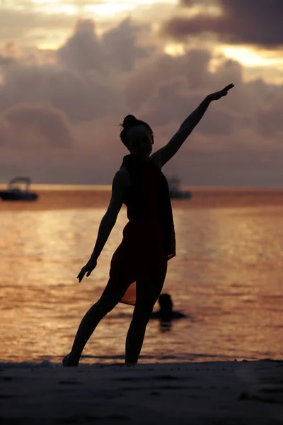 Silhouette Relaxing Lady Beach Sunset Seychelles — Stock Photo, Image